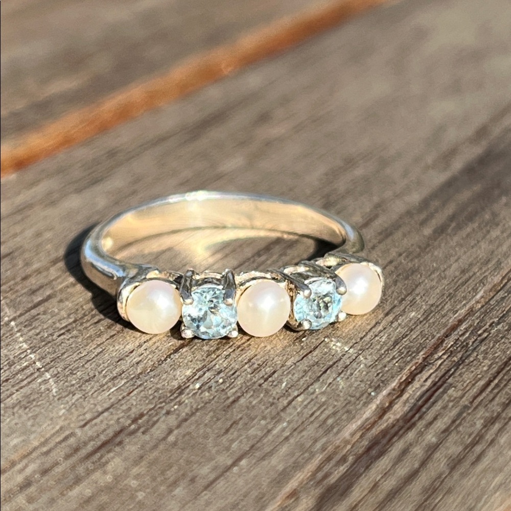 Elegant 925 Silver Ring With Blue Topaz and Pearls